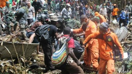 Спасатели не могут эвакуировать тела пассажиров индонезийского самолета