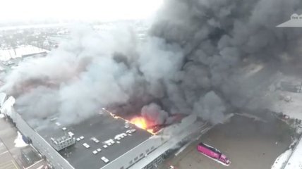 В Варшаве сильный пожар в торговом центре: обрушились конструкции (Видео)