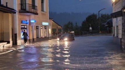 Большая вода дошла до Австрии: потоки несут машины и деревья (видео)