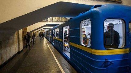 На "красной ветке" киевского метро задержали движение