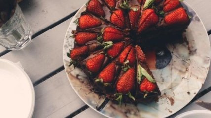 Рецепт дня: шоколадный пирог с ягодами и глазурью