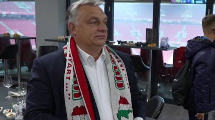 Виктор Орбан пришел на футбол с шарфом с изображением "Великой Венгрии"