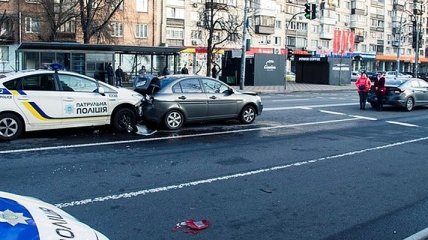В Киеве патрульный Prius на полном ходу протаранил два автомобиля