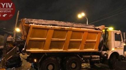 В Киеве снегоуборочная машина нарушила правила и устроила ДТП
