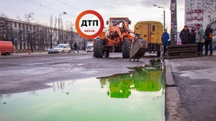 В Киеве улицу залило кипятком из-за прорыва теплотрассы