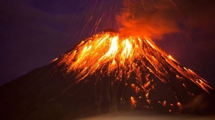 Масштабное извержение вулкана: ученые узнали дату 