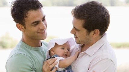 Ученые: Однополые пары тратят на своих детей больше времени