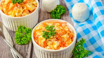 Салат с корейской морковью и сыром готовится на скорую руку