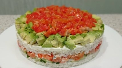 Прекрасный суши-салат в форме торта
