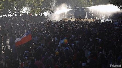 В Чили не утихают массовые протесты – полиция применила водометы и слезоточивый газ