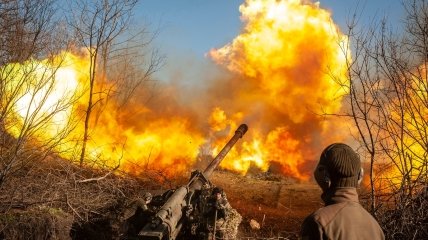 Украинская артиллерия ведет огонь по врагу