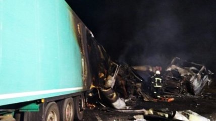 Два грузовика столкнулись в Николаевской области: один автомобиль перевернулся, кабины загорелись, погибли два человека
