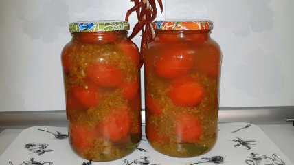 Простий рецепт консервованих помідорів