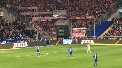 Тренер бросился на болельщиков: матч Хоффенхайм - Бавария прерван из-за беспредела (Видео)