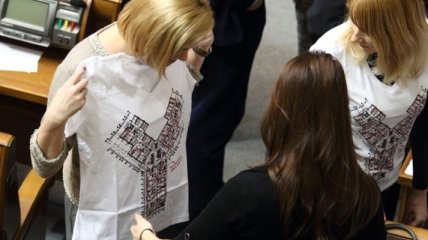 Депутаты объяснили, почему пришли в Раду в белых футболках