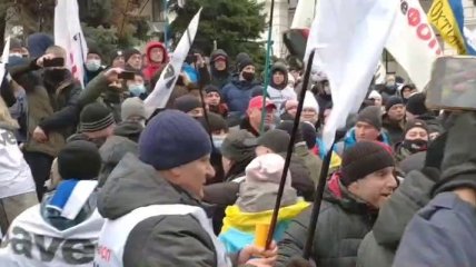 Протестующие ФОПовцы и полицейские устроили стычки на Майдане (видео)