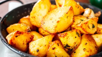 Як приготувати смажену картоплю в духовці - рецепт
