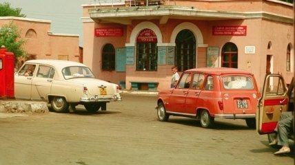 Советские водители в очереди на заправку