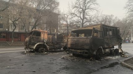 Згорівша техніка на вулицях Алмати