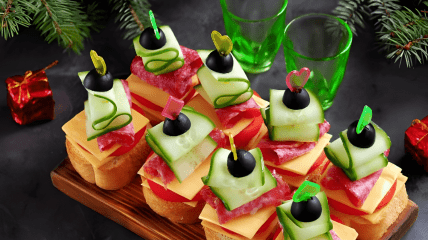 Канапе з ковбасою та сиром: рецепт традиційної новорічної закуски