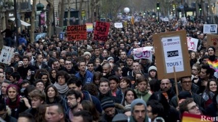В Париже "Femen" возглавили митинг в поддержку однополых браков
