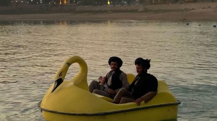 Талибы катаются на лодке