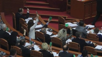 Парламент Албании одобрил скандальный пакет законов против клеветы