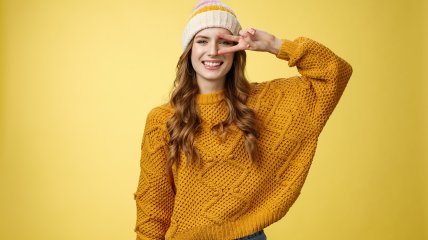 Как красиво и стильно сочетать свитера в зимних луках
