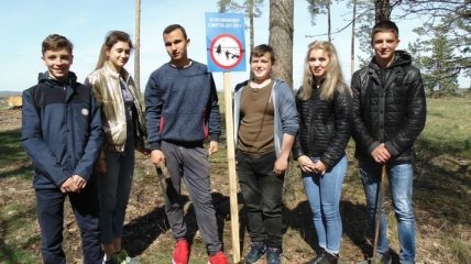 "За чистые обочины": черкасские подростки приобщились к всеукраинской эко-акции