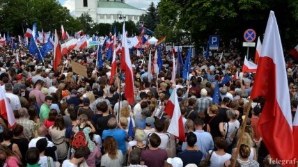 В Варшаве проходит многотысячный митинг