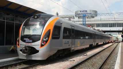 "Укрзализныця" до конца месяца выпустит 8 из 10 поездов Hyundai