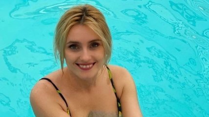 Ирина Федишин в купальнике с лимонами открыла пляжно-бассейный сезон (Видео)