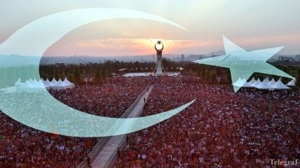 В Турции жители сплотились в годовщину государственного переворота