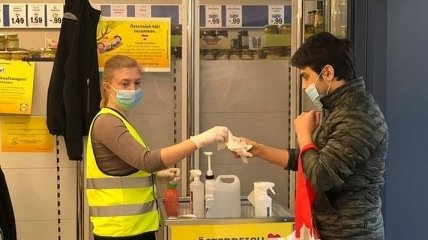 Супермаркеты раздают покупателям маски: как проходит карантин в Австрии (Видео)