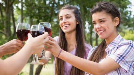 Стало известно, почему подростки пьют алкоголь