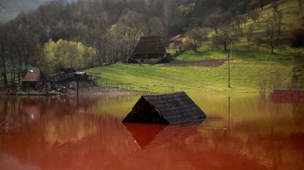 Румынская деревня тонет в озере промышленных отходов