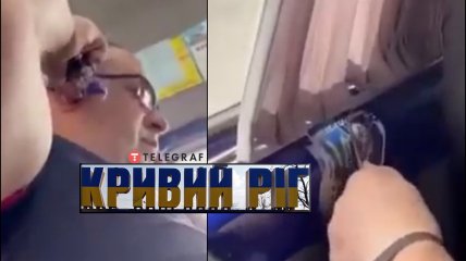 В маршрутке Криворого Рога мужчина ножом сдирал наклейку с Гербом Украины