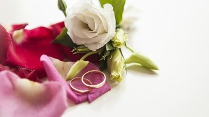 Нежные поздравления со свадьбой в стихах на 19 августа