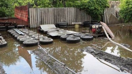 "Бассейны" в жилых домах и могилы под землей: жуткие последствия потопа в Днепре (фото)
