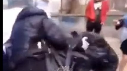 "Зачем ты это делаешь? - Просто так!": в Крыму школьники избивают крымскотатарскую девочку и снимают это на видео (18+)