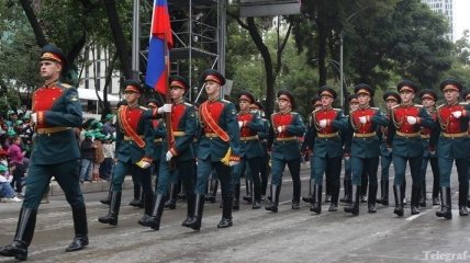 Российские военные прошли маршем на военном параде в Мехико