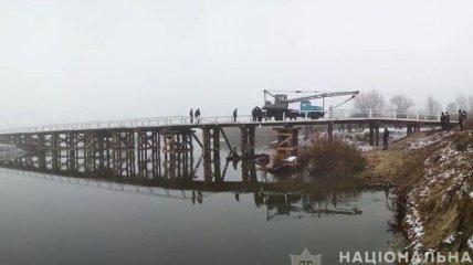 В Ровенской области авто слетело с моста в реку: фото и видео