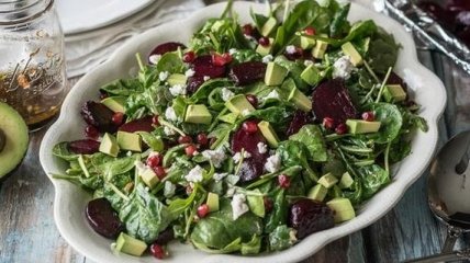 Рецепт дня: салат из рукколы, авокадо и свеклы