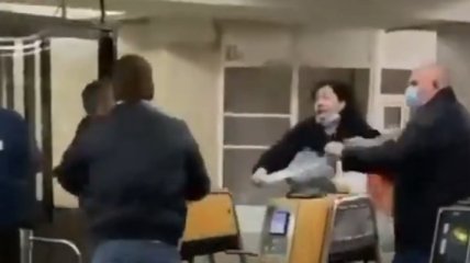 Співробітниця київського метрополітену і пасажирка влаштували епічну бійку: відео бурхливо обговорюють в мережі