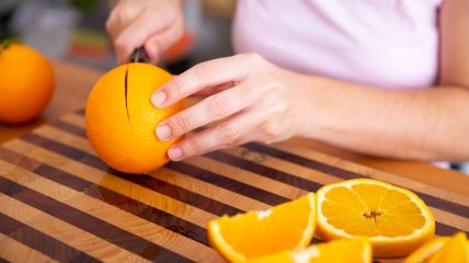 З апельсином треба поводитися обережно, аби не пошкодити