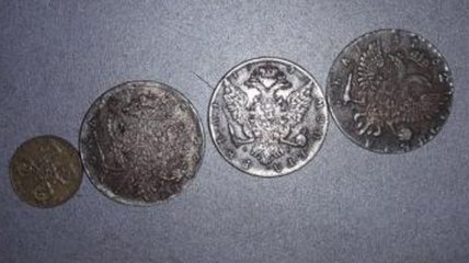 Иностранцы пытались вывезти в РФ старинные монеты и медали