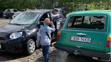 На Демеевской в Киеве "пробудился" гейзер, кипяток выбивает окна в авто (фото и видео)