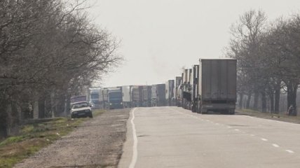 "Свободовцы" вновь блокируют движение грузовиков РФ