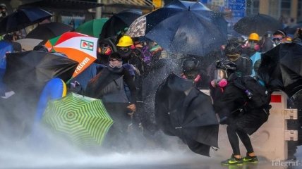 Пули против "Молотова": очередной виток противостояний в Гонконге
