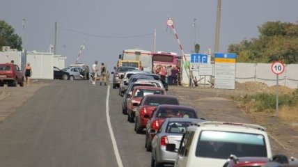 На Донбассе в контрольных пунктах множество авто ждут пропуска